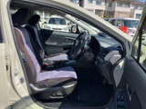 運転席まわりは前方の視界が広く、シートに腰掛けた際も周囲を見渡しやすいレイアウトです。落ち着いた色合いのシートと、手の届きやすい室内配置が日々の移動を支えます。