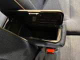 ちょっとした小物類などが収納できるボックス付きセンターアームレストが付いてます♪