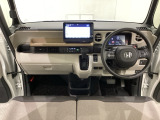 車内は光触媒抗菌消臭施工済です。スタイリッシュなデザインで暖かみのあるインパネ周りを演出します。グローブボックスやカップホルダーのほかにトレーなどたくさんの収納スペースが装備されています。