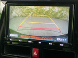 後方の映像に目安となるガイド線が重なって表示され、駐車時の位置確認をサポートします。画面で車両周辺を確かめながら操作できるため、駐車の際にも状況を把握しやすく安心です。