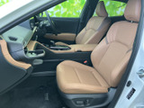 助手席から運転席まで見渡せる前席空間は、明るい色合いと落ち着いた配色が特徴です。座面や背もたれに立体感があり、乗り込んだ際の収まりも確かめやすいレイアウト。清潔感のある印象です。