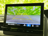 画面に後方の映像とガイド線が表示され、駐車時に周囲との距離感をつかむ目安になります。車庫入れや切り返しの際も、後方確認をサポートしてくれる便利な装備です。