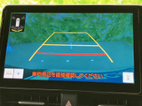 後方の映像にガイドラインが表示され、駐車時に車両と周囲の位置関係を確認しやすい画面です。駐車スペースへの出し入れや後退時の安全確認をサポートする装備として役立ちます。