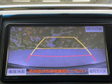 後方の映像とガイド線を画面で確認でき、駐車時に車両と周囲の位置関係を把握する助けになります。周囲を直接確認しながら、バック時の目安として活用できる装備です。