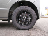 右フロントタイヤです。12インチアルミホイールにの145/80R12(80/78N-LT)組み合わせです。