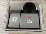 【電動パーキングブレーキ】パーキングブレーキは便利な電動式!ボタン一つで操作でき、アクセルを踏めば自動で解除されます♪レバーやペダルが無いので運転席廻りもすっきりしますね♪