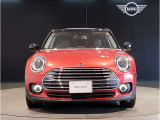 MINIのフロントグリルのデザインはイギリスで生まれた当初から、シルバーのサイドバーが折り重なった伝統的なデザインで御座います。その伝統はBMWのお車になってからでも少しずつ形を変えて守られております
