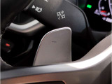 【ハンドル】ドライバーとBMW車の一体感がダイレクトに伝わるステアリングホイール。形状・太さへの拘りに加えて、操作性を高める為にスイッチ類も配置。クイックかつ安定のドライビングを体感下さい!