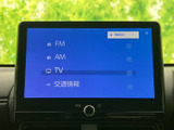 FM・AM・テレビ・交通情報の項目が画面にまとまり、選びたいメニューを確認しやすい構成です。日々の移動中に使う音声や情報を、画面から選択できる便利な装備です。
