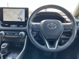 ステアリング上に複数のスイッチがまとまり、手元から車両の各種機能にアクセスしやすい構成です。メーターやナビ画面を見ながら扱いやすく、日常の運転を便利に支えます。