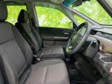 前席は視界が広く、運転席と助手席にゆったり座れるレイアウト。落ち着いた色合いのシートで車内もまとまり、乗り降りや日々の移動を快適に支えます。