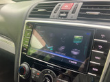 音楽やテレビなどのメニューが表示され、聴きたいコンテンツを選びやすい画面です。複数の再生項目を視覚的に確認でき、日々の移動時間を自分好みに過ごせます。