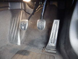 お車を意のままに操る喜びを足元からダイレクトに伝えます