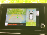 車両後方の映像に加えて、周囲を上から見た表示も確認できるモニターです。駐車時に周囲の状況を把握する助けとなり、車庫入れや狭い場所での取り回しをサポートします。