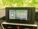 後方の映像に加えて車両周囲の様子も画面で確認でき、駐車時の周囲確認をサポートします。目安となるガイド表示もあり、車庫入れや狭い場所での操作に役立ちます。
