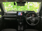 運転席から前方を見渡しやすく、メーターや中央の画面も視線を向けやすい位置に配置。助手席側にも広がりを感じる室内で、乗る方それぞれが落ち着いて過ごせる空間です。