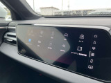 【MMIパッセンジャーディスプレイモニター】Audiの車両に搭載されている最新のインフォテインメントシステムMMIの一部で、助手席側にディスプレイを設置しております。