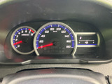 速度やエンジン回転数、燃料残量などの情報が運転席正面にまとまり、走行中も確認しやすい配置です。必要な表示をひと目で把握しやすく、日々の運転を支える実用的な計器まわりです。