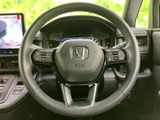 握りやすい形状で、運転姿勢を保ちながら前方を見据えやすい配置です。左右にスイッチが備わり、必要な操作を手元で行いやすく、日々の運転をサポートします。