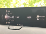 ナビゲーションやオーディオなどのメニューを画面上で確認でき、必要な項目を選びやすい構成です。Apple CarPlayとAndroid Autoの表示もあり、日常の移動をサポートします。