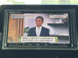 停車中にテレビ番組を視聴でき、休憩時間などを過ごす際に活用できます。画面に番組映像が表示され、車内で映像コンテンツを楽しめる装備です。