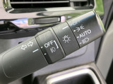 操作しやすいウインカーレバーで、安全な車線変更をサポートします。直感的に操作でき、運転に集中できます。