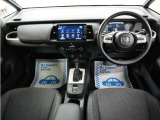 運転にかかわる様々な操作を安全に行えるように視点移動が少なく、操作性に配慮されたスイッチ類が凝縮されたコクピットです。