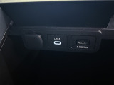 給電用USB端子、HDMI端子付です。