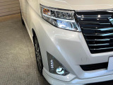 【LEDヘッドライト】悪天候や夜間走行時も良好な視界を確保し安心して運転できる高輝度LEDヘッドライトを装備!点灯速度が早く、消費電力も抑えられています。
