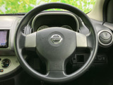 両手で握りやすい形状で、運転席に座った際にも前方のメーターを確認しやすい配置です。中央にホーン部がまとまり、日々の運転で自然に手を添えられます。