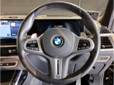 【ハンドル】ドライバーとBMW車の一体感がダイレクトに伝わるステアリングホイール。形状・太さへの拘りに加えて、操作性を高める為にスイッチ類も配置。クイックかつ安定のドライビングを体感下さい!