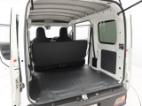 広々とした荷室が魅力のハイゼットカーゴ!荷物の積み下ろしもしやすく、仕事で使用する工具や資材、商品などもしっかり積載できます。