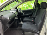 前席は座面と背もたれにゆとりがあり、運転席から助手席まで一体感のある室内空間です。前方や左右の窓から視界が開け、乗り込んだ際にも明るく感じられるのが魅力です。