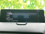 ラジオやBluetooth、USBなどのソースを画面で一覧でき、聴きたい音源を選びやすい仕様です。利用する機器や場面に合わせて切り替えられ、車内で便利に活用できます。