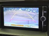 【バックカメラ】駐車時に後方がリアルタイム映像で確認できます。大型商業施設や立体駐車場での駐車時や、夜間のバック時に大活躍!運転スキルに関わらず、今や必須となった装備のひとつです!