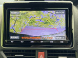 後方の様子を画面で確認でき、駐車時の後退をサポートします。ガイド表示も備わり、車両周辺の確認に役立つ便利な装備です。
