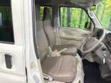 運転席まわりには十分なスペースがあり、大柄な方でもゆったり運転していただける環境です。