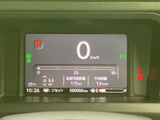 速度や燃料残量、航続可能距離などを一画面で確認でき、運転中に必要な情報を把握しやすい表示です。時刻や外気温も見やすく、日々の確認に便利です。