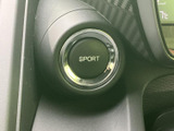 SPORTと表示されたスイッチを備え、必要に応じて運転モードを切り替えられる構成です。表示がひと目で分かり、走行シーンに合わせた操作を行いやすい位置に設けられています。