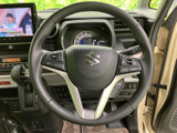 握りやすいステアリングで、快適なドライビングを実現。操作スイッチも配置され、運転中でも直感的に操作できます。スムーズなハンドリング。
