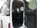 他社の1BOXにない装備のワクワクゲート!!上にも横にも開きます!!車の後ろ側にスペースがない場合でも、乗り降りや荷物の出し入れがラクラク出来ちゃいます!!