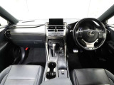 上質で落ち着いた印象のインパネ。視界も広々で運転しやすいです。