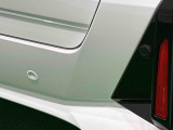 車の四隅にセンサーを施し死角になりやすい左右前後方向の障害物を感知することで、縦列駐車や車庫入れをサポートするコーナーセンサーが付いてます