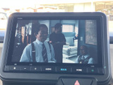 大きく見やすい画面でテレビ番組を楽しめます。停車中の休憩時間などに映像を視聴でき、日々のお出かけの合間にも活用いただける装備です。視聴は安全に配慮してお使いください。