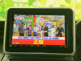 テレビ番組を画面で視聴でき、停車中の待ち時間を過ごす際にも活用できます。映像と字幕が表示されるため内容を追いやすく、乗車中のひとときに便利なエンターテインメント装備です。