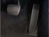 【オルガン式アクセルペダル】 かかとがずれにくく、アクセルペダルがコントロールしやすくなります。また運転時の疲労を軽減し、とっさのときの踏み間違いも起きにくくなります。