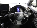 各操作スイッチなどもハンドルから手を放すことなく操作可能で安全運転に支援いたします!