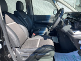 【運転席 】納車前には専門業者にてクリーニングを実施し綺麗な状態でお渡します!