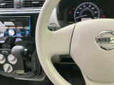 握りやすい形状のステアリングが運転席正面に配置され、前方を見ながら扱いやすい設計です。周辺のメーターや操作部との位置関係も自然で、毎日の運転を支えます。
