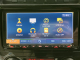 FMや音楽、Bluetoothなど複数のメニューが並び、使いたい音源を画面から選びやすい構成です。日々の移動中も、好みに合わせた音楽やラジオを楽しめます。